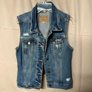 Hollister Jean Vest, Distressed light denim wash, excellent used condition, Lrg